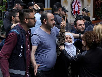 Protesta por la detención de más de un centenar de políticos, activistas y periodistas del entorno kurdo, este martes en la ciudad turca de Diyarbakir.