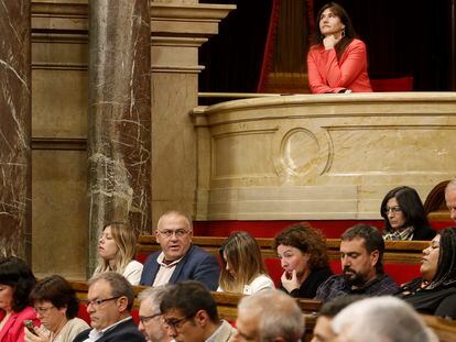 La presidenta suspendida del Parlament, Laura Borràs, en el palco del hemiciclo durante la última sesión plenaria.