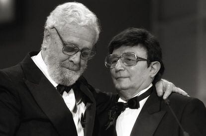 Luis García Berlanga abraza a Tony Leblanc al recoger en 1994 su galardón como mejor director por 'Todos a la cárcel', que también fue premiada como mejor película y mejor sonido.