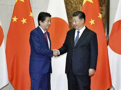 Shinzo Abe, primer ministro japon&eacute;s, y Xi Jinping, presidente chino, el pasado 26 de octubre en Pek&iacute;n.