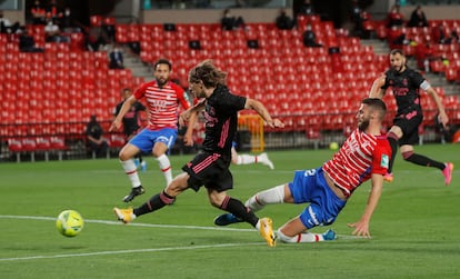 Modric marca el primer gol del partido ante el Granada este jueves en Los Cármenes.