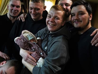 Yaroslav sostiene en brazos a su hijo Ilia, nacido el 10 de marzo, durante la presentación a sus amigos.