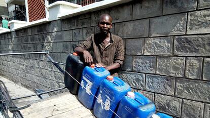 Titus Mutinda, con el carro donde transporta los bidones de agua que vende por Umoja.