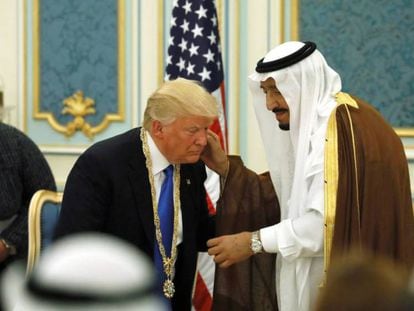El rey Salman de Arabia Saudí condecora al presidente Donald Trump en Riad.