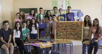 Los alumnos de una clase de cuarto de ESO del Instituto Torreblanca de Sevilla venden productos fabricados en India de una ONG.