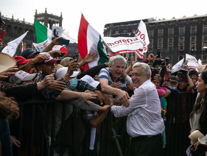 El presidente de México, Andrés Manuel López Obrador, abraza a sus simpatizantes durante una movilización en su apoyo, el 27 de noviembre de 2022.