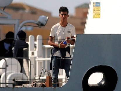Un migrante llega a Trapani en un barco de la Guardia Costera este jueves.