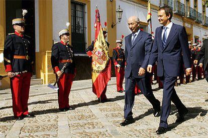 José Luis Rodríguez Zapatero y Driss Jettu pasan revista a las tropas a su llegada a los reales Alcázares de Sevilla.