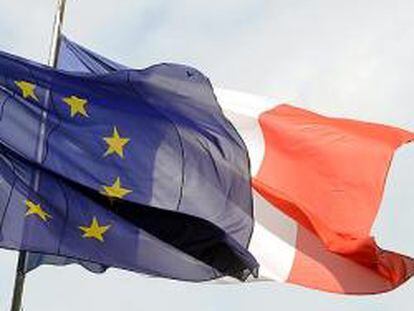 Las banderas francesa y de la UE ondean en la fachada del banco central del país.
