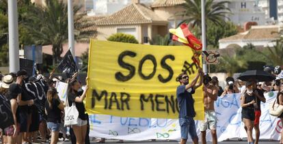 Manifestación, en La Manga (Murcia), en defensa del mar Menor a raíz del desastre ecológico acaecido este verano.