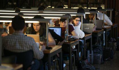 Estudiantes de la Universidad de Barcelona estudian en la biblioteca del edificio hist&oacute;rico de la UB.