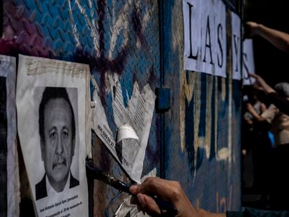 Familiares de personas desaparecidas colocan imágenes en las vallas que rodean lo que fuera la glorieta de la Palma, en Ciudad de México el 15 de mayo de 2022.