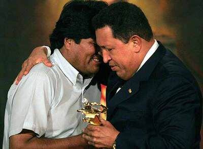 Abrazo entre los presidentes de Bolivia y Venezuela, E. Morales y H. Chávez, en un reciente encuentro.