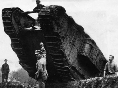 Tanque británico sobre una trinchera en el Somme en 1916.