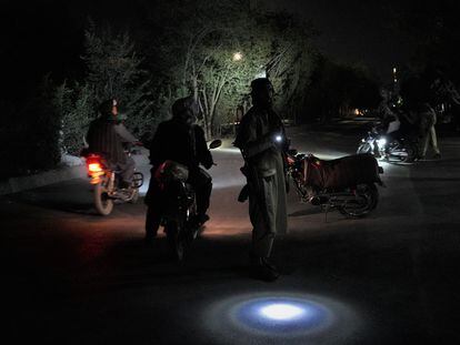 Unos talibanes realizaban un control de seguridad ante el riesgo de atentados en del barrio de Dasht-e-Barchi, el lunes durante la celebración de la Ashura.
