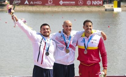 El podio del K1-200 en el Mundial de Szeged: oro (en el centro) para Heath, plata (I) para Stefanovic y bronce para Carlos Garrote.