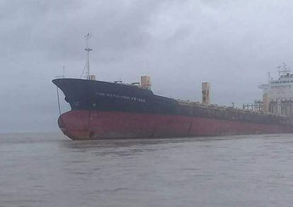 El barco ya encallado frente a Thongwa. La foto procede del Facebook de la policía local.