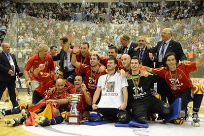 La selección española de hockey sobre patines celebra el título mundial ganado en Argentina.