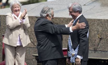 Mujica, con su esposa detrás, abraza a Vázquez.