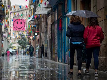 Dos mujeres pasean por el Raval en Barcelona.