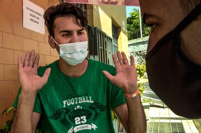 Mahmud, un joven marroquí que llegó en patera a Gran Canaria el pasado mes diciembre, quiere volver cuanto antes a Marruecos.