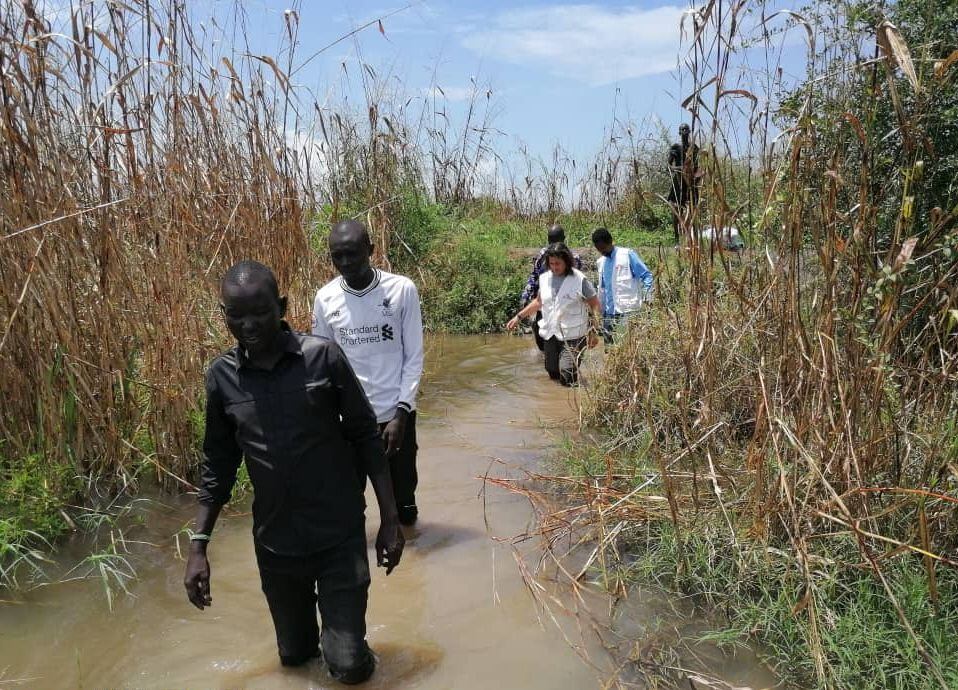 Equipos de MSF vadeando las aguas de la inundación para llegar a las zonas donde las personas han sido desplazadas debido al conflicto en el estado del Alto Nilo, en Sudán del Sur.