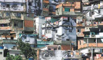 Intervención fotográfica de JR en las favelas de Rio de Janeiro.