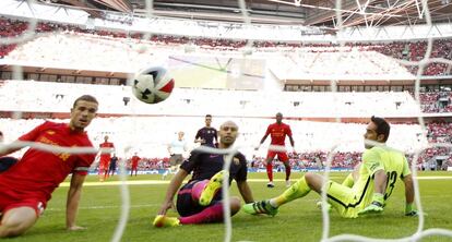 Mascherano, en el momento de hacerse el autogol.