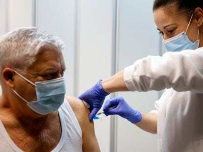 Una persona recibe una vacuna en un ambulatorio de la Comunidad Valenciana.