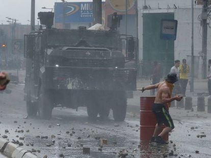 Una tanqueta de policía enfrenta a un grupo de manifestantes el 22 de noviembre en el sur de Bogotá.