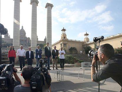 Preparativos de la foto de familia de los candidatos para las elecciones, realizada en la plaza Josep Puig i Cadafalch de Barcelona
