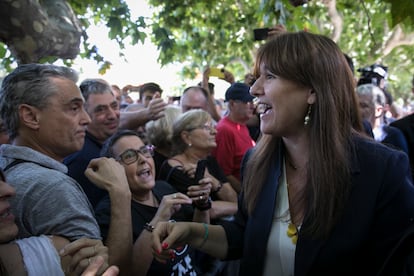 Borràs saluda a los simpatizantes que se han reunido este jueves a las puertas del Parlament.
