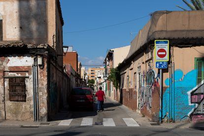 Un hombre camina por el barrio de Son Canals, en Palma de Mallorca.