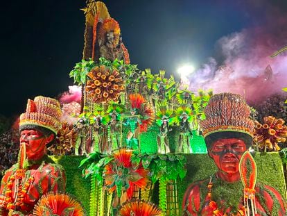 Bailarines sobre un carro alegórico en homenaje a los yanomamis, este lunes en Río.