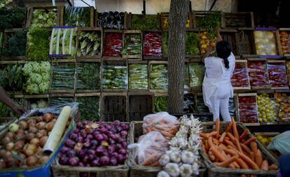 Puesto de venta de frutas y verduras, en Buenos Aires.