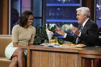 La primera dama estadounidense, Michelle Obama, intenta convencer al presentador Jay Leno de que mantenga una dieta más rica en vegetales.