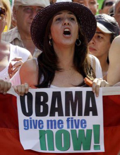 Mariela Castro, durante el desfile contra la homofobia en La Habana, en el que participaron transexuales, gais y lesbianas, el pasado 12 de mayo. El cartel que lleva demanda la libertad de cinco agentes de la inteligencia cubana presos en Estados Unidos por espionaje.