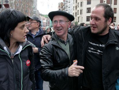 El dirigente 'abertzale' Taso Erkizia, en el centro, abraza a David Fernández, de la CUP, en presencia de Anna Gabriel, también miembro de la formación anticapitalista, en enero de 2016.