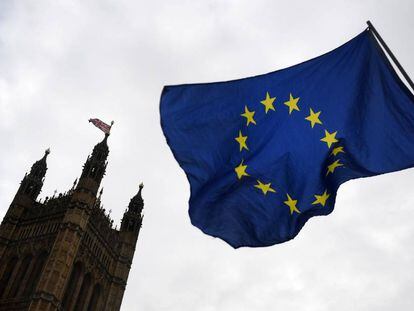 Una bandera europea ondea en Londres.