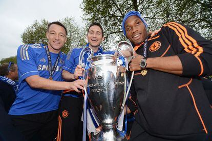 Terry, Lampard y Drogba, los tres capitanes del Chelsea, posan sonrientes con el trofeo.