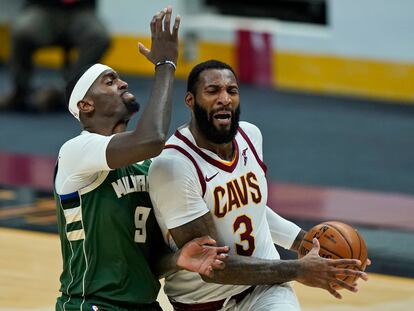 Andre Drummond, intenta zafarse de Bobby Portis.