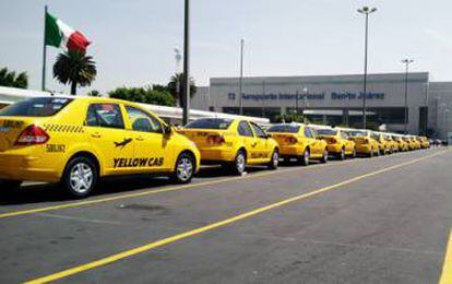 Una fila de taxis en el aeropuerto de la Ciudad de México.