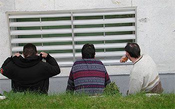 Tres participantes en un ensayo de dispensación de heroína en el hospital Virgen de los Reyes (Granada).