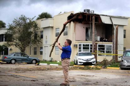 David Dellinger, del Servicio Nacional del Clima (NWS), revisa los daños causados tras el paso del huracán 'Ian', en la playa Delray (Florida). El huracán ganó fuerza desde que dejó Cuba atrás, pero se ha debilitado después de que su ojo haya tocado tierra.