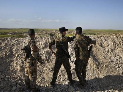 Combatientes de la alianza de EE UU en Siria vigilan las posiciones en Manbij el pasado 29 de marzo. 