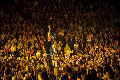 El cantante, en uno de sus conciertos, donde congrega a miles de personas.