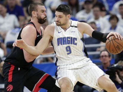 Marc Gasol defiende a Vucevic.