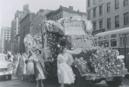 Desfile conmemorativo de la asociación Nuestra Señora de Lourdes. En el cartel puede leerse “Primer centenario 1858-1958”. (Cortesía de Artur Balder).