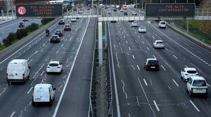 Las paneles luminosos de la M-30 indicaban ayer las restricciones de velocidad en Madrid.