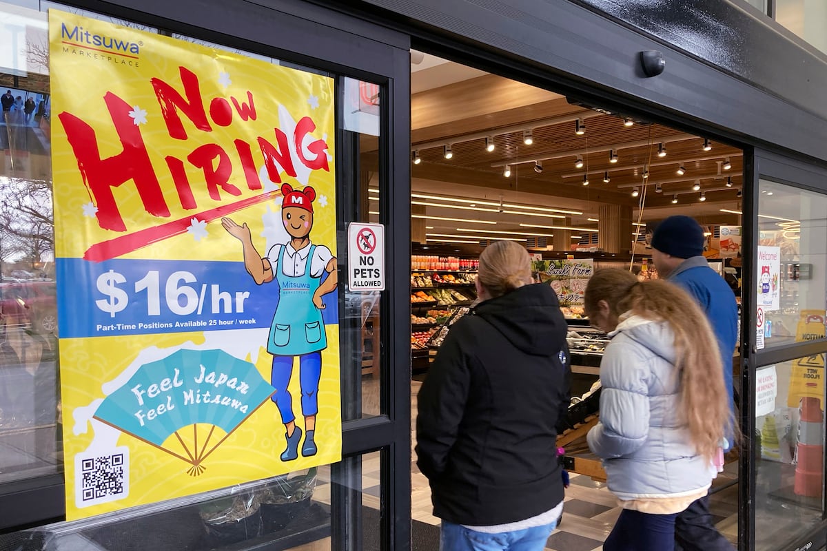 La creación de empleo en febrero confirma la fortaleza del mercado laboral en EE UU y complica la tarea de la Fed |  Economía
